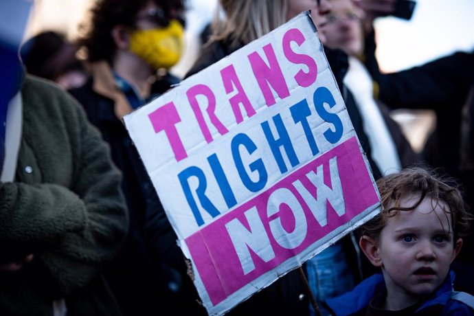 Archivo - January 21, 2023, London, United Kingdom: A protestor holds a placard during the Trans Rights Protest. Protests took place in London following the UK Government's blocking of the gender recognition reform which was passed in December 2022.