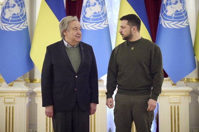 Archivo - March 8, 2023, Kyiv, Kyiv Oblast, Ukraine: United Nations Secretary General Antonio Guterres, left, is welcomed by Ukrainian President Volodymyr Zelenskyy, right, on arrival at the Mariinsky Palace, March 8, 2023 in Kyiv, Ukraine.