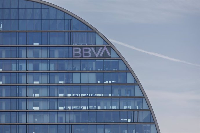 Fachada del banco del BBVA en la ciudad del BBVA, a 10 de abril de 2023, en Madrid (España). La Ciudad BBVA es un complejo de siete edificios que alberga la actual sede operativa de la entidad bancaria española Banco Bilbao Vizcaya Argentaria. El edific