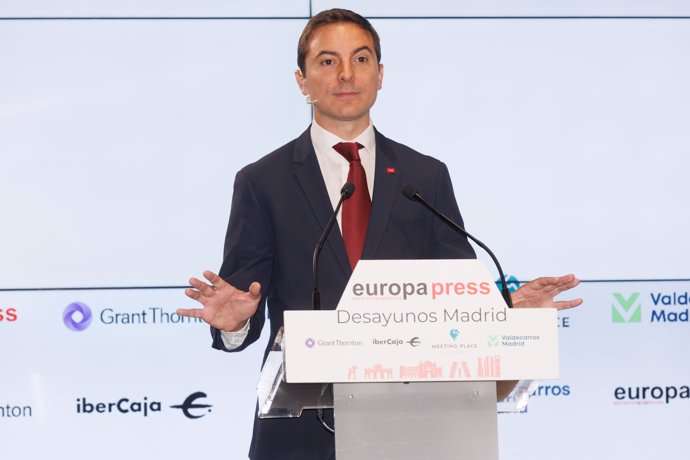 El secretario general del PSOE-M y candidato a la Presidencia de la Comunidad, Juan Lobato, interviene durante un desayuno informativo de Europa Press, en el Auditorio Meeting Place, a 27 de abril de 2023, en Madrid (España).