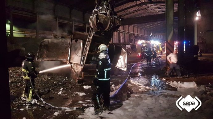 Incendio en una nave industrial en Carreño.