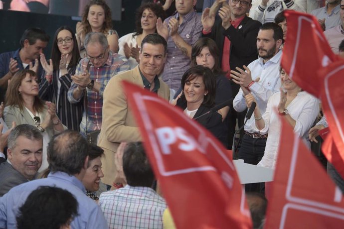 Archivo - Pedro Sánchez y Concha Andreu en un acto del PSOE en Logroño