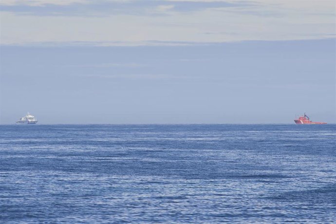 Dos barcos que participan en el dispositivo de búsqueda del barco gallego del que un pescador ha caído al mar y se encuentra desaparecido