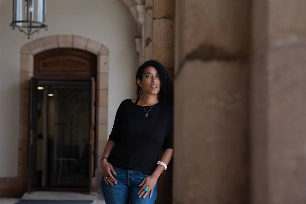La candidata de la CUP a la Alcaldía de Barcelona, Basha Changue, posa durante una entrevista de Europa Press.