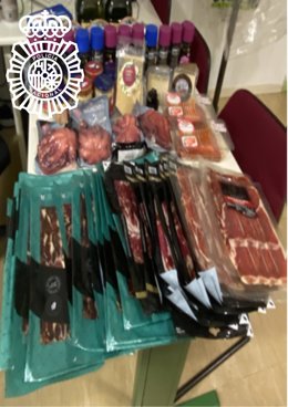 Parte de los productos que llevaba la detenida en el carro.