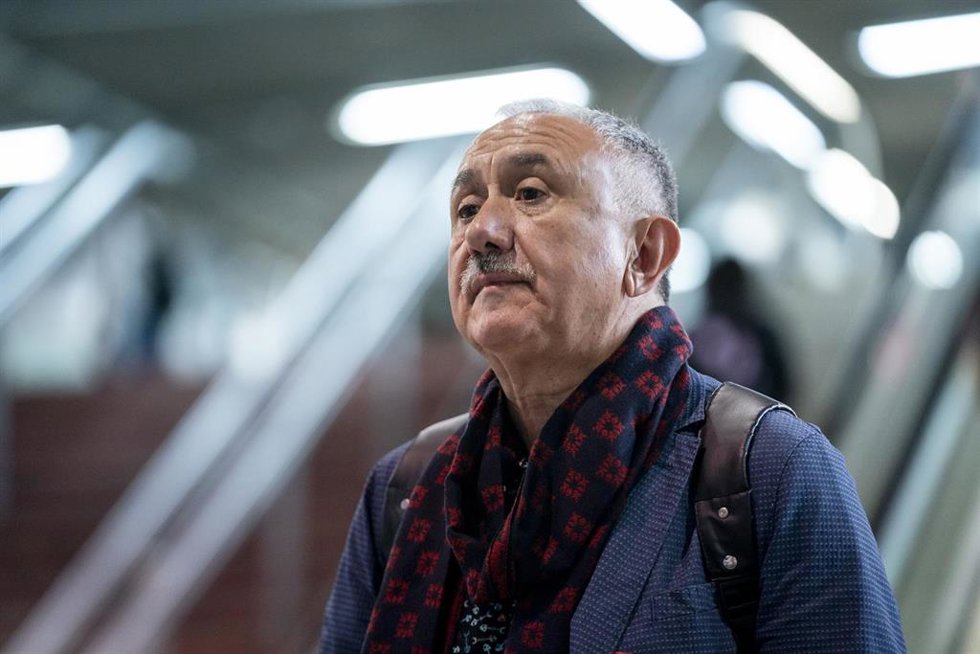 El secretario general de UGT, Pepe Álvarez, participa en el reparto de octavillas en la Estación de Atocha, a 27 de abril de 2023, en Madrid (España). 