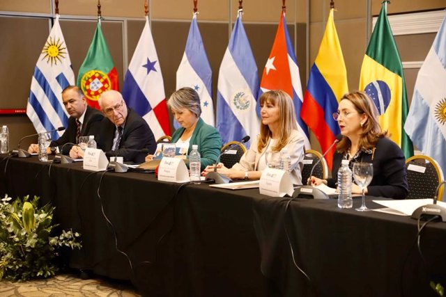 De derecha a izquierda: la secretaria general de la OISS, Gina Magnolia Riaño Barón; la ministra de Trabajo, Empleo y Seguridad Social de Paraguay, Carla Bacigalupo y la ministra de Trabajo y Previsión Social de Chile, Jannette Jara. REMITIDA. 