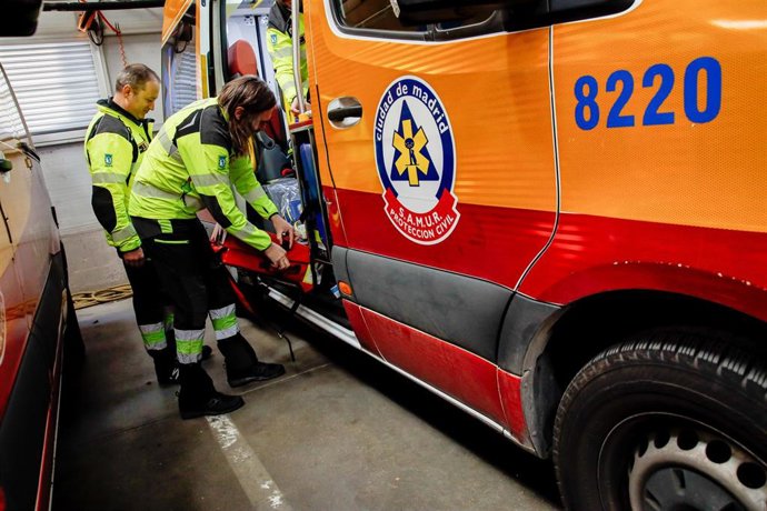 Archivo - Técnicos en la Base 0 de SAMUR - Protección Civil, en Casa de Campo, a 4 de enero de 2023, en Madrid (España). El principal objetivo a cumplir del SAMUR-Protección Civil es acercar en todos sus sistemas de emergencias las unidades de soporte v