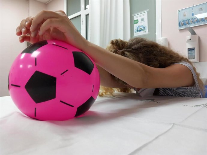 Una paciente participa en un programa de fisioterapia del Hospital Macarena de atención precoz a pacientes tras cirugía por cáncer de mama.