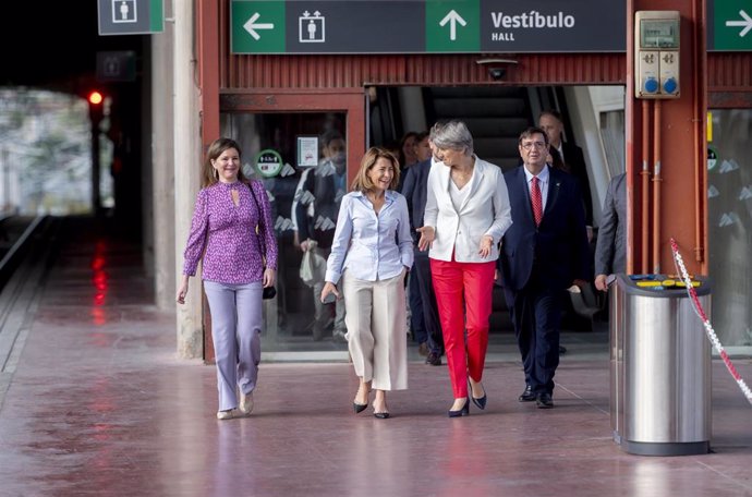 La ministra de Transportes, Movilidad y Agenda Urbana, Raquel Sánchez, en el centro, acompañada de la directora general de Ouigo España, Helene Valenzuela, a la derecha, en la inauguración de la línea de Ouigo entre Madrid, Albacete y Alicante