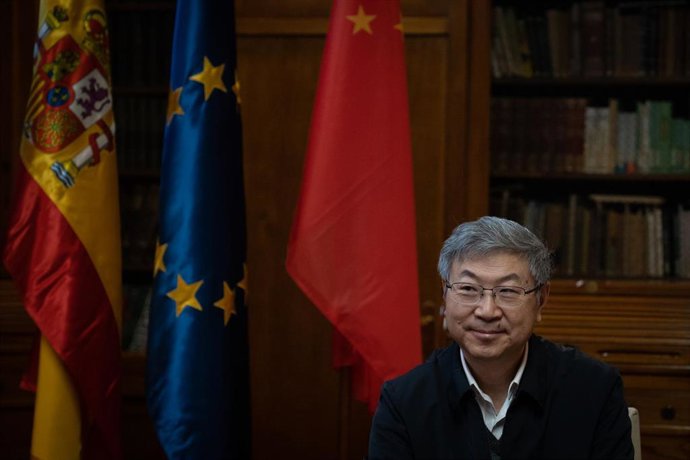 Archivo - El presidente de Chery, Tongyue Yin, durante la firma de un convenio, a 28 de noviembre de 2022, en Barcelona, Catalunya (España). El presidente del fabricante chino de automóviles Chery, Tongyue Yin, ha mantenido reuniones con la Generalitat 