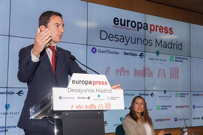 El secretario general del PSOE-M y candidato a la Presidencia de la Comunidad, Juan Lobato, interviene durante un desayuno informativo de Europa Press, en el Auditorio Meeting Place, a 27 de abril de 2023, en Madrid (España).