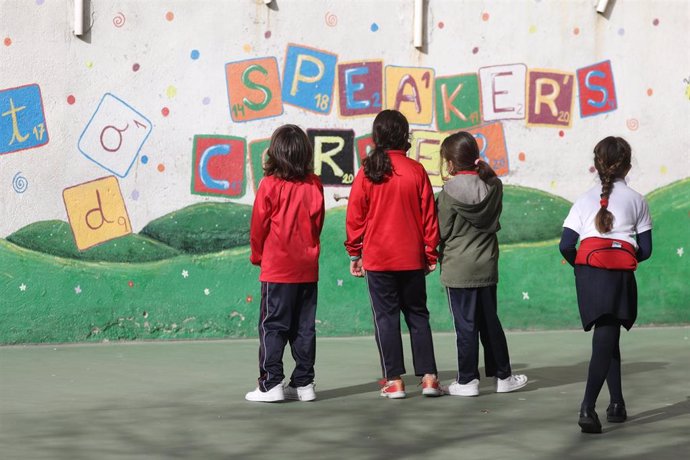 Archivo - Un grupo de niños en el patio del colegio 