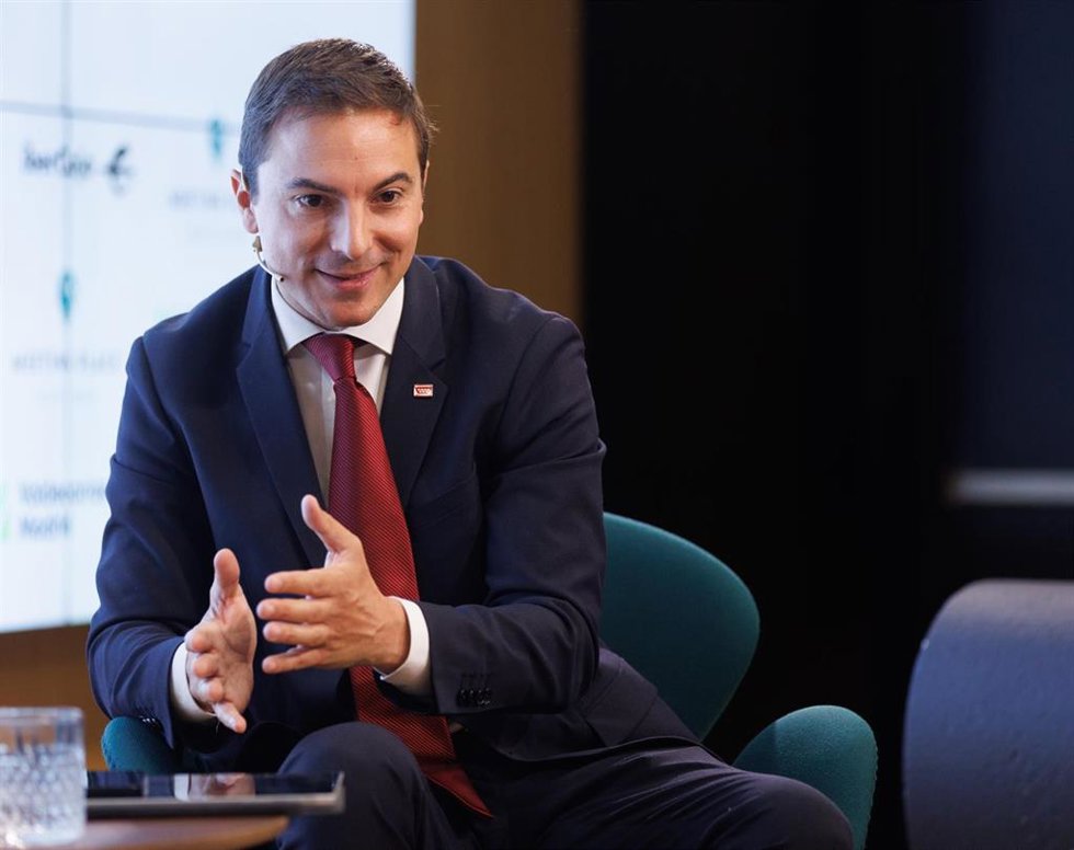 El secretario general del PSOE-M y candidato a la Presidencia de la Comunidad, Juan Lobato, interviene durante un desayuno informativo de Europa Press, en el Auditorio Meeting Place, a 27 de abril de 2023, en Madrid (España).