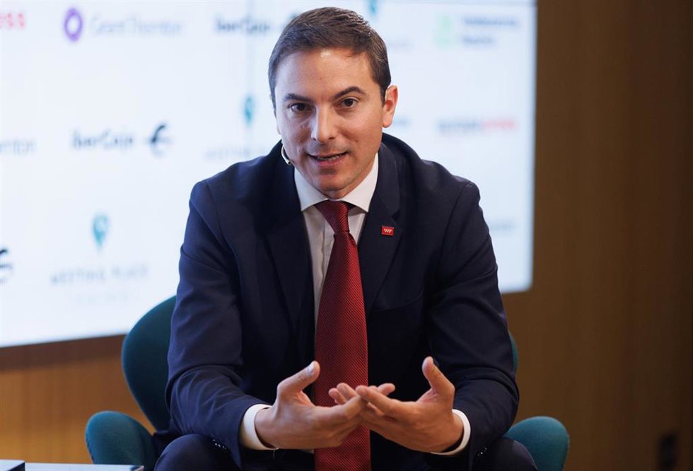 El secretario general del PSOE-M y candidato a la Presidencia de la Comunidad, Juan Lobato, interviene durante un desayuno informativo de Europa Press, en el Auditorio Meeting Place, a 27 de abril de 2023, en Madrid (España).