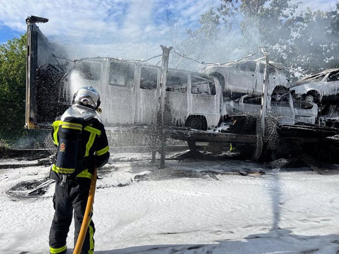 Un bombero sofoca el fuego en el camión tráiler.