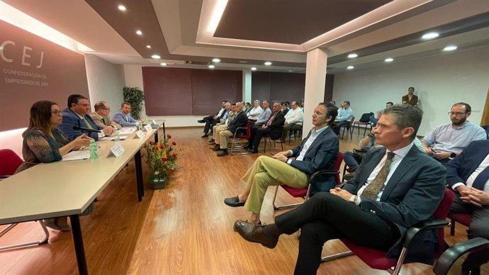 Reunión con empresarios para abordar la implantación del Cetedex