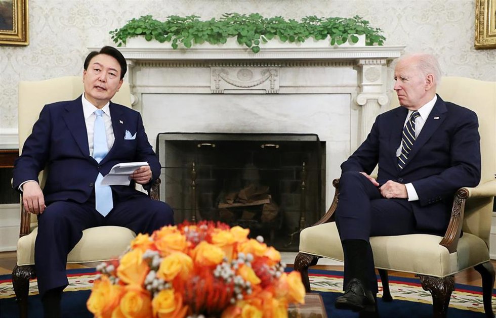 Los presidentes de Corea del Sur y EEUU, Yoon Suk Yeol y Joe Biden. 