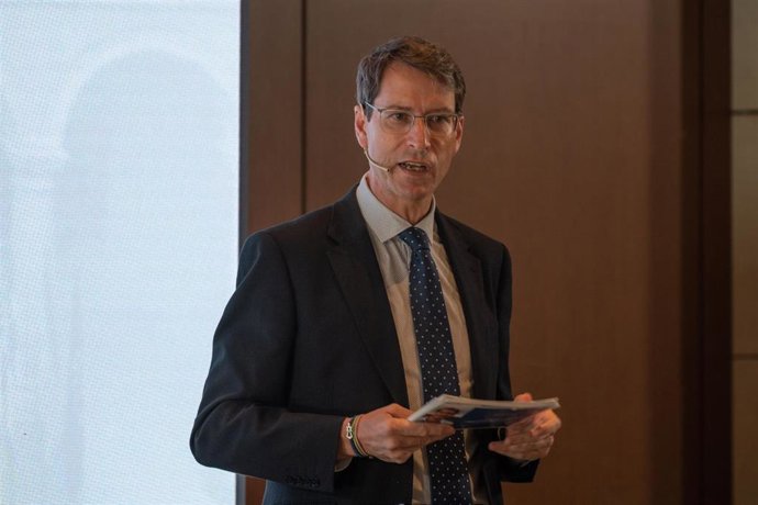 El candidato del PP a la presidencia de La Rioja, Gonzalo Capellán, interviene durante una conferencia bajo el título Hagamos florecer La Rioja, en el restaurante Delicatto, a 19 de abril de 2023, en Logroño, La Rioja (España). 