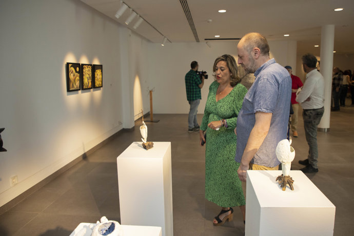 Salud Navajas visita la muestra de las últimas adquisiciones de la Fundación Botí