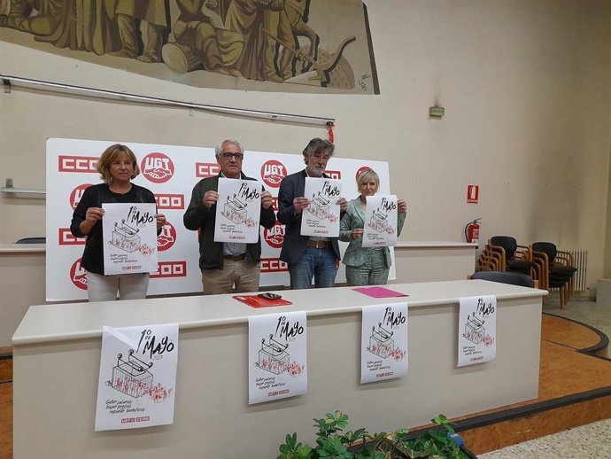 Los secretarios generales de UGT y CCOO de Navarra, Jesús Santos y Chechu Rodríguez, junto a otros representantes sindicales
