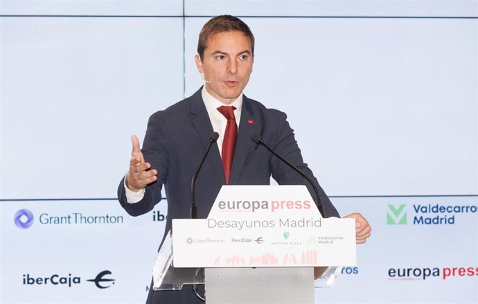 El secretario general del PSOE-M y candidato a la Presidencia de la Comunidad, Juan Lobato, interviene durante un desayuno informativo de Europa Press, en el Auditorio Meeting Place, a 27 de abril de 2023, en Madrid (España).
