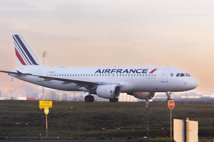Archivo - Avión de Air France en el Aeropuerto Charles De Gaulle, en París.