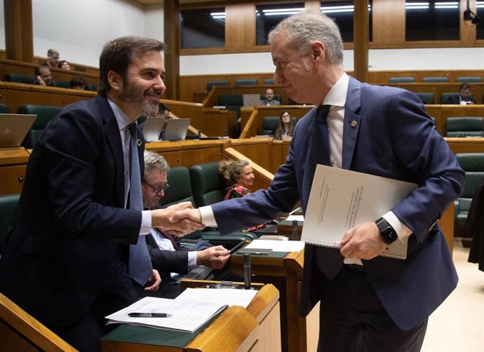 El lehendakari felicita al consejero Hurtado tras la aprobación de la Ley