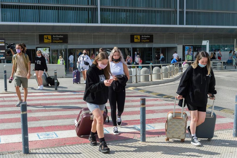 Archivo - Pasajeros procedentes de un vuelo con origen Gran Bretaña salen del Aeropuerto de Ibiza.