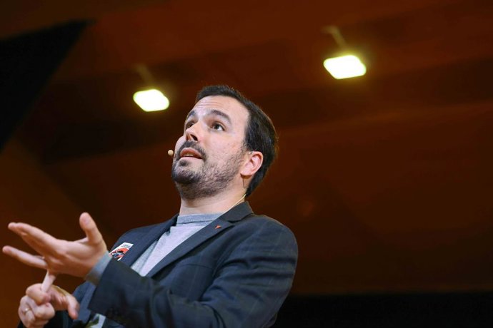 El ministro de Consumo y coordinador general de IU, Alberto Garzón, interviene durante un acto de precampaña en Zaragoza, Aragón (España). La formación ha organizado un evento festivo en Zaragoza, bajo el lema 'Sentir lo común', que se produce justo una