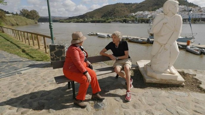 Jesús Calleja en Sanlúcar de Guadiana, protagonista de uno de los capítulos de su programa 'Volando Voy'.