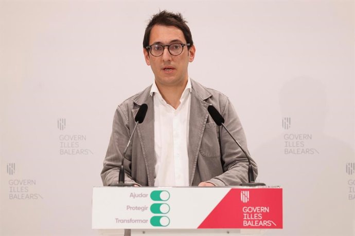 Archivo - El portavoz del Govern y conseller de Modelo Económico, Turismo y Trabajo, Iago Negueruela, en una rueda de prensa (archivo). 