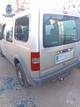 Vehículo dañado por el detenido.