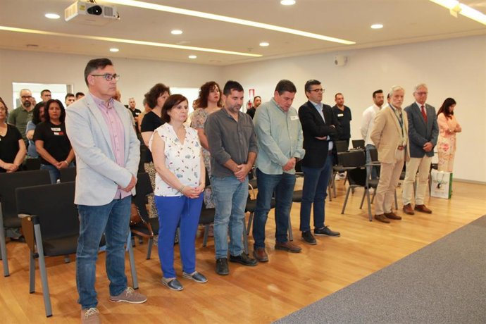 Minuto de silencio por el fallecimiento de un joven repartidor de comida rápida en Guadix (Granada)