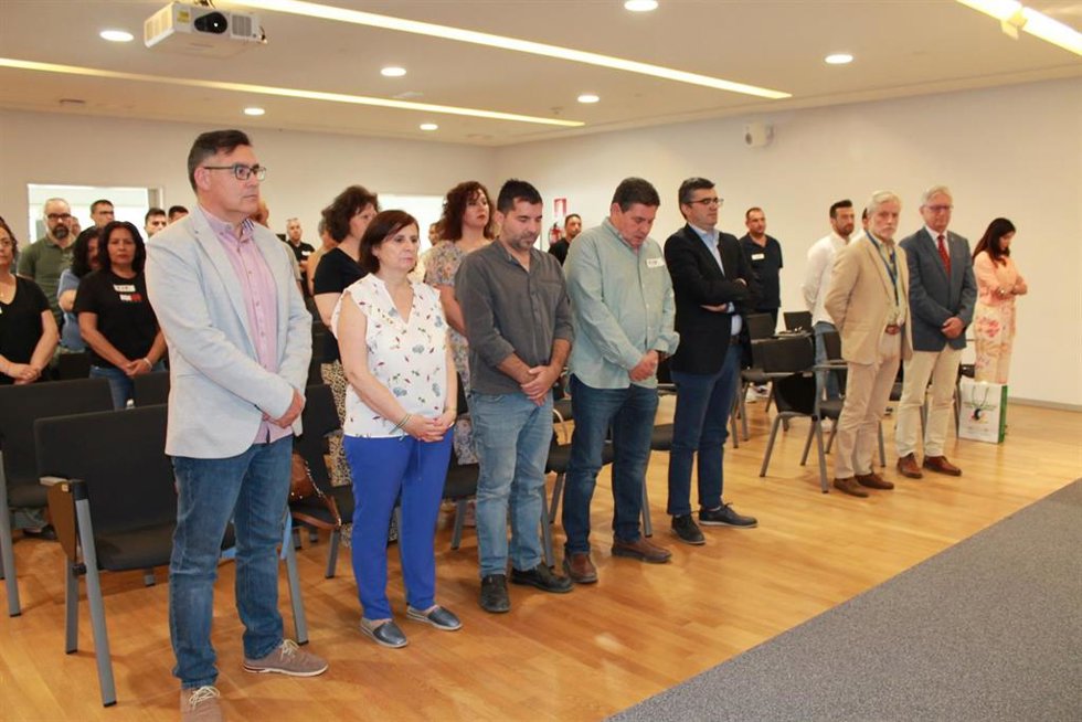 Minuto de silencio por el fallecimiento de un joven repartidor de comida rápida en Guadix (Granada)