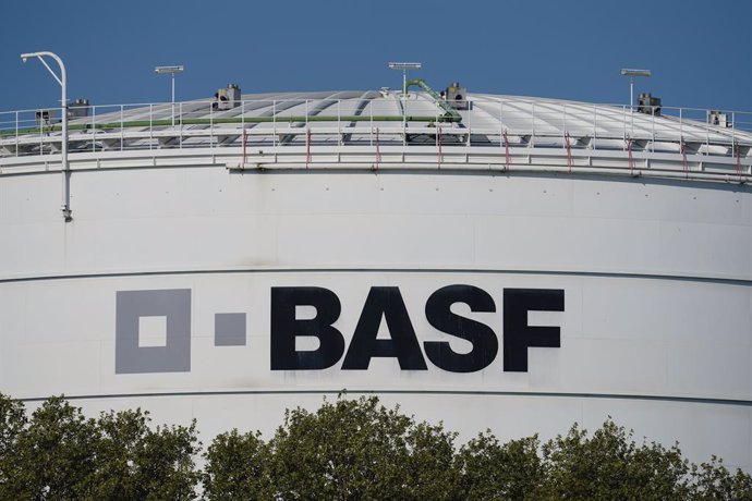 Archivo - FILED - 27 April 2020, Rhineland-Palatinate, Ludwigshafen: A logo of the chemical company BASF is seen on a large storage container at the main plant. Photo: Uwe Anspach/Deutsche Presse-Agentur GmbH/dpa