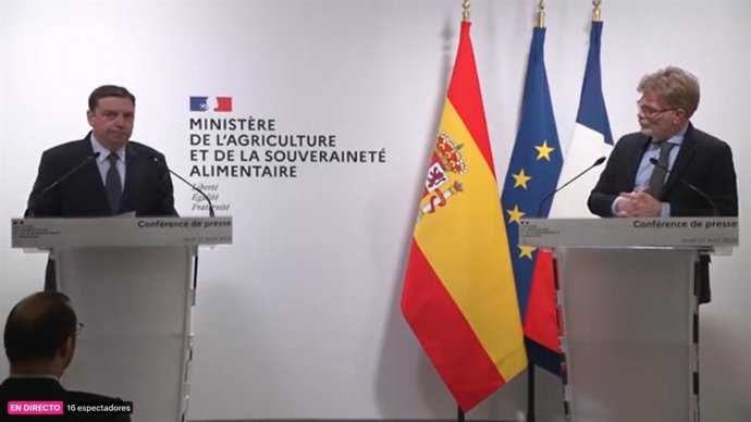 El ministro de Agricultura, Pesca y Alimentación, Luis Planas en la rueda de prensa posterior al encuentro que ha mantenido con el ministro de Agricultura y Soberanía Alimentaria de Francia, Marc Fesneau