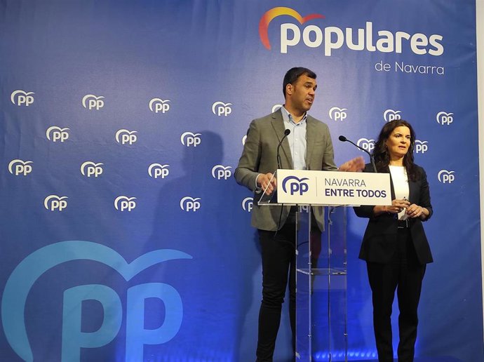 El presidente del PPN y candidato a la Presidencia del Gobierno foral, Javier García, y la número tres del partido al Parlamento de Navarra, Maribel García Malo, en una rueda de prensa.