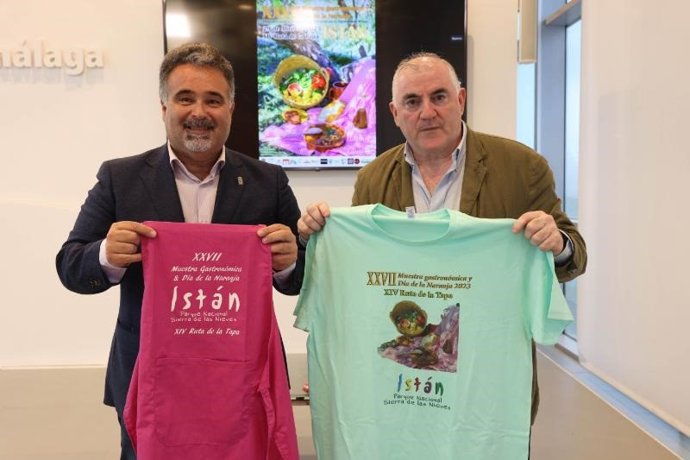 El vicepresidente tercero de la Diputación, Manuel Marmolejo, junto al alcalde de Istán, José Miguel Marín, durante la presentación de la que es la XXVII edición de esta fiesta declarada de Singularidad Turística.