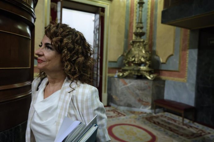 La ministra de Hacienda, María Jesús Montero, a su llegada a una sesión plenaria en el Congreso de los Diputados.