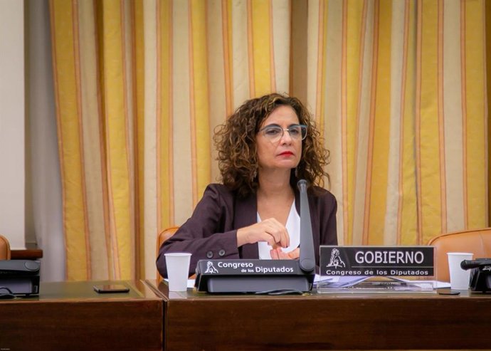Archivo - La ministra de Hacienda y portavoz del Gobierno, María Jesús Montero, durante su comparecencia en la Comisión de Hacienda del Congreso en la Sala Cánovas para explicar las medidas aprobadas frente al Covid-19, en Madrid (España) a 30 de abril 