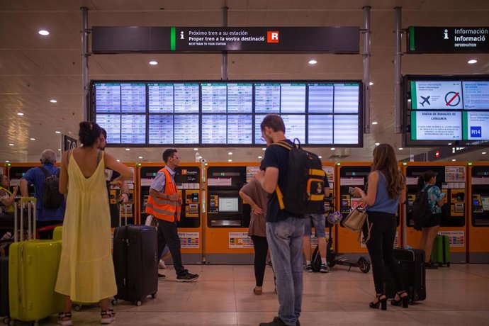 Archivo - Viajeros en el interior de la estación de Sants.