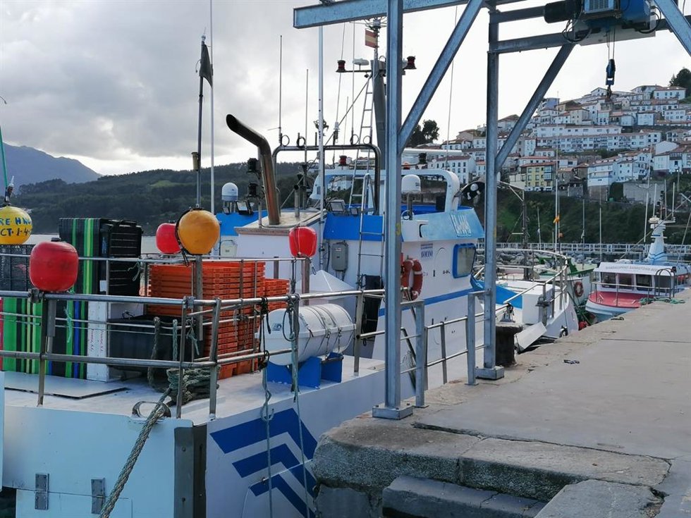 Archivo - Barco de pesca en Asturias.