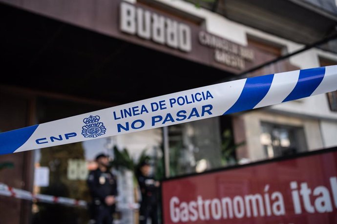 Agentes de la Policía Científica en la entrada del restaurante italiano 'Burro Canaglia Bar&Resto' de la plaza de Manuel Becerra