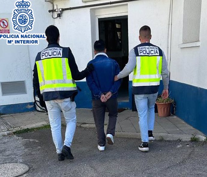 La Policía Nacional ha detenido a un empresario por presunta explotación laboral a extranjeros en dos centros de manicura de Girona y Salt (Girona).