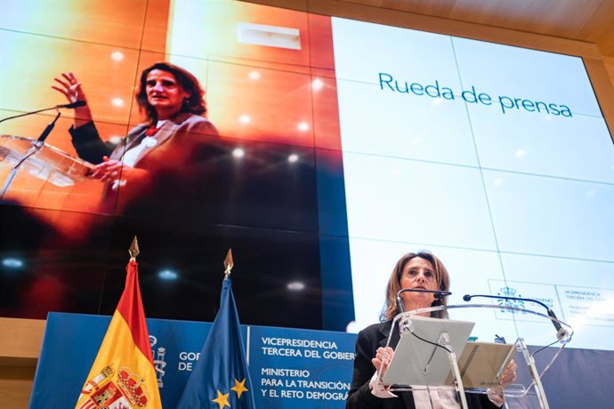 La vicepresidenta tercera y ministra para la Transición Ecológica y Reto Demográfico, Teresa Ribera, durante una rueda de prensa, en la sede del Ministerio, a 27 de abril de 2023, en Madrid (España). La Conferencia Sectorial de Reto Demográfico tiene el