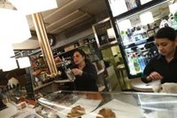 CCOO y UGT valoran la bajada del paro que relacionan con la reforma laboral y reivindican "mejoras salariales"