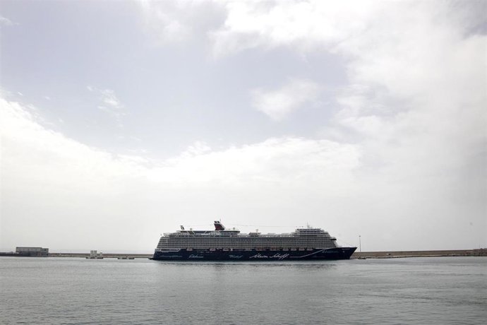 Archivo - El buque 'Mein Schiff 2', en aguas de Baleares a 17 de junio de 2021. 