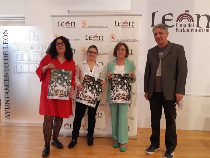 Representantes de la Asociación de Libreros de León, la concejala de Acción y Promoción Cultural y el diseñador del cartel, tras la presentación de la 45 edición de la Feria del Libro.