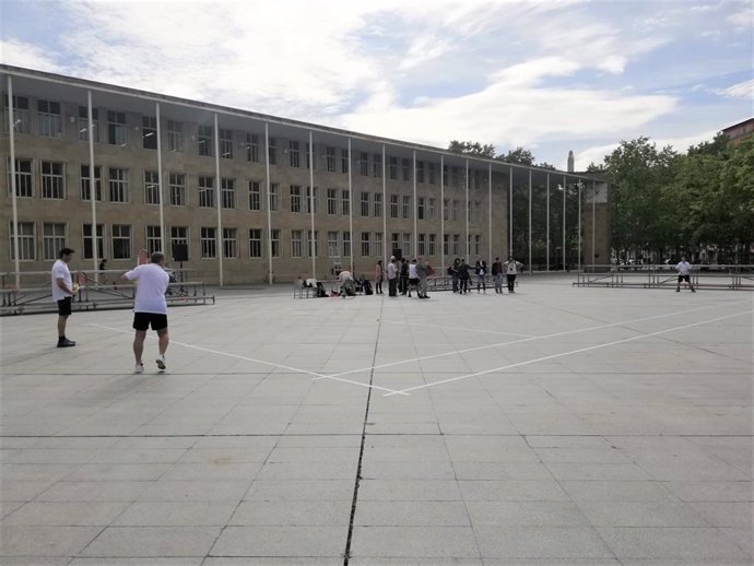 Concéntrico abre con un partido de tenis en la pista frente al Ayuntamiento su novena edición, "la mejor de todas"